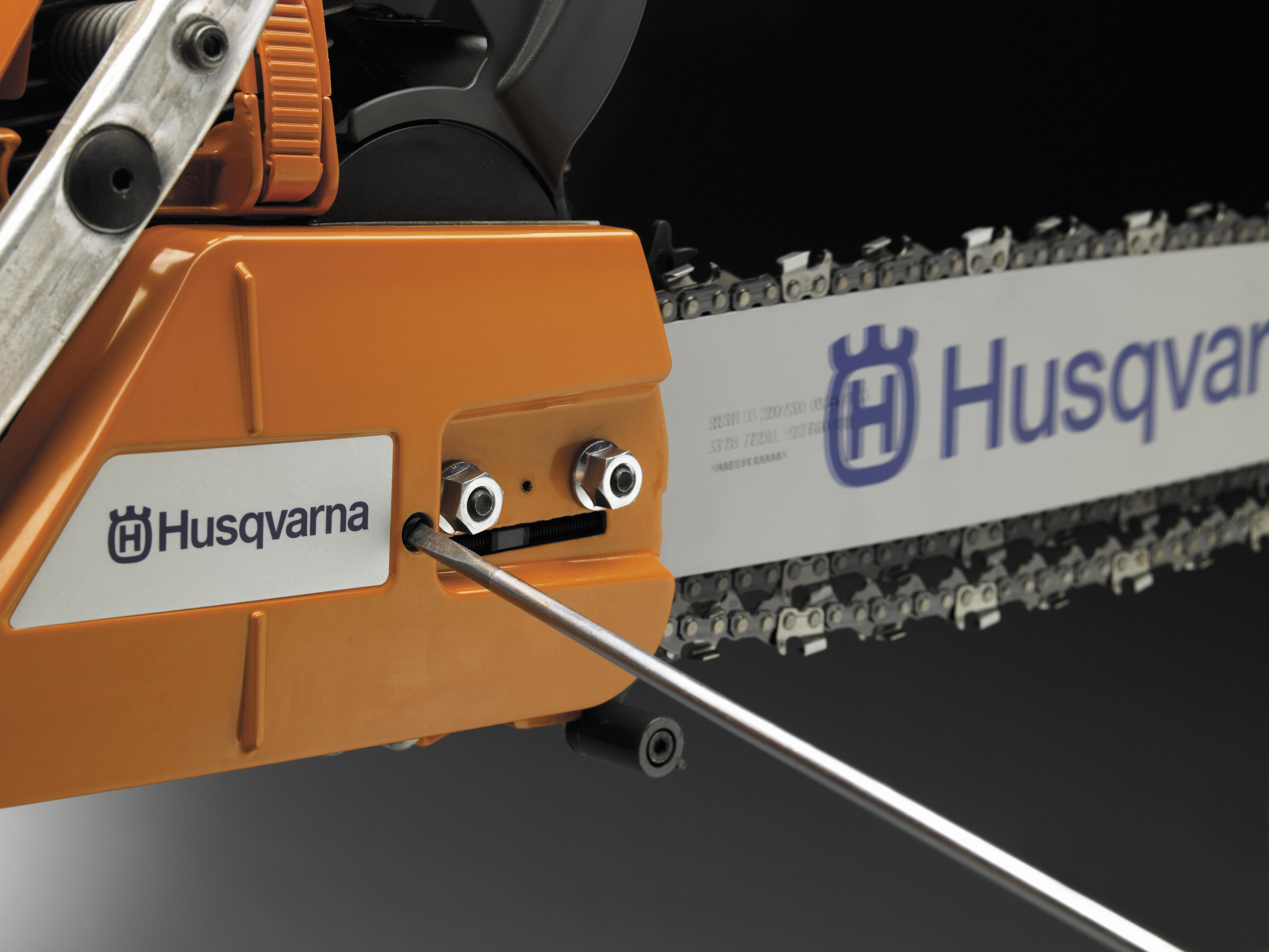 Натяжение цепи пилы. Бензопила Husqvarna 365 SP 18". Пила Husqvarna 365 цепь Хускварна. Бензопила Husqvarna 372 XP. Смазка цепи Хускварна 365.