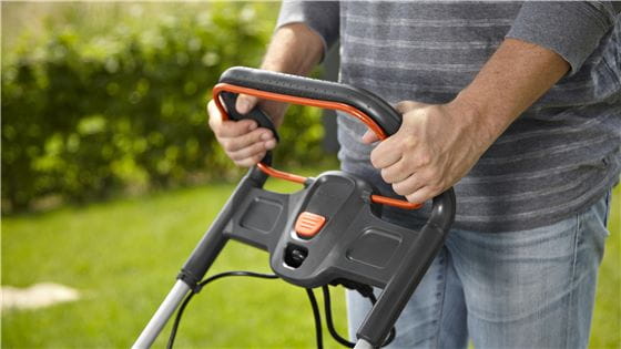 Close-up of the ergonomic handle of the Gardena electric lawnmower
