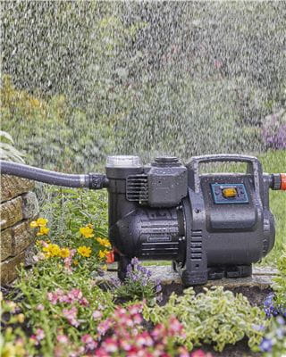A GARDENA pump in the garden with rainy weather