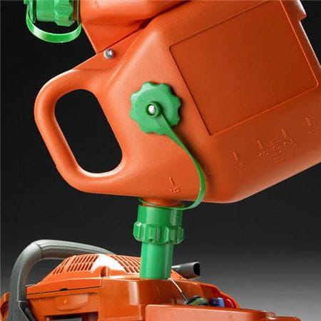Refuelling chainsaw/ combican/ fuel can