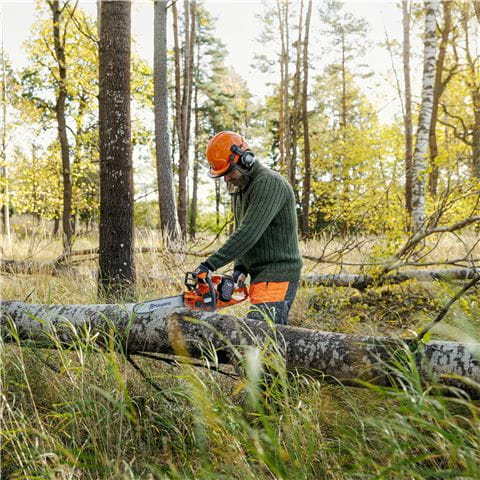 Landowner cutting tree Chainsaw 340i