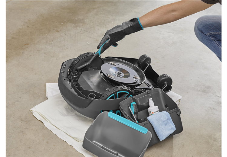 Kit d’entretien et de nettoyage GARDENA pour les tondeuses robotiques