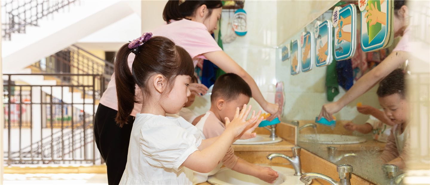Kinder beim Händewaschen