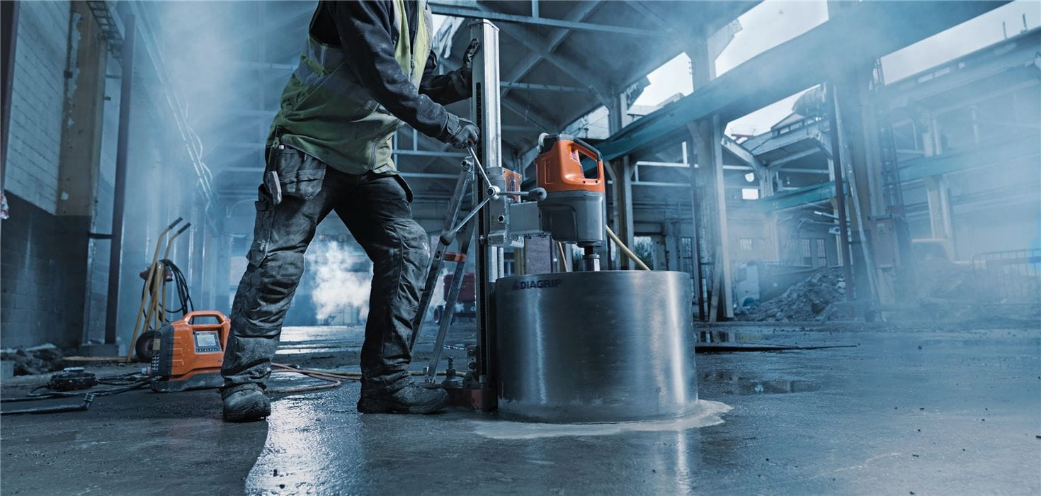 Large diameter diamond core drilling is made easy with the high frequency electric Husqvarna DM 650 PRIME™ drill system.