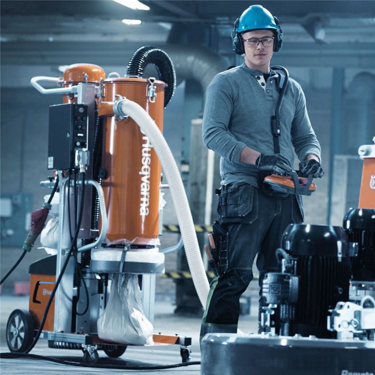 Husqvarna DC 6000 is a high-performance dust collector wih 3 filter stages that combines excellent dust control with uninterrupted suction force.