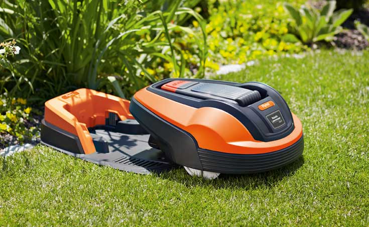 Robot lawn mower in charging station