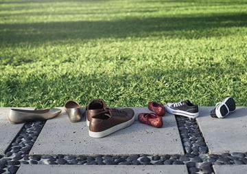 鞋子在草地上